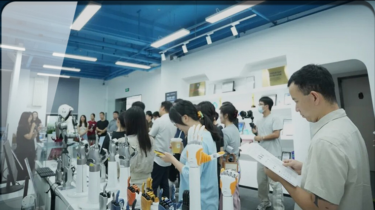 首发展集团投资企业——灵心巧手携手渊澈太初共建具身智能数采新底座